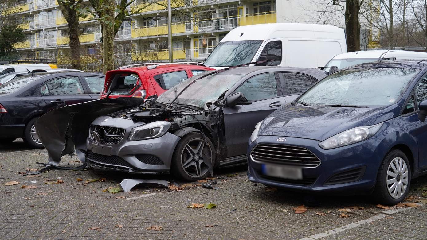 Auto opgeblazen op parkeerplaats bij flat in Noorderpark