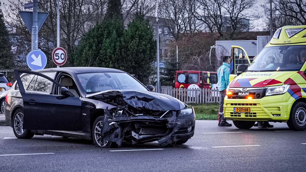 Flinke schade bij botsing tussen twee auto's in Assen