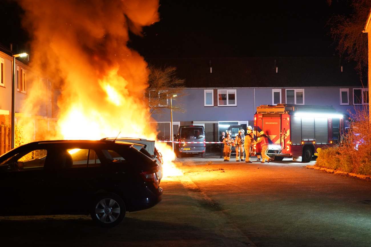 Meerdere auto's gaan in vlammen op in Assen (Video)
