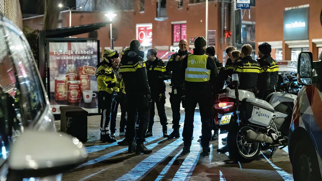 Opnieuw messen, scharen en drugs aangetroffen tijdens fouilleringsactie in binnenstad van Assen