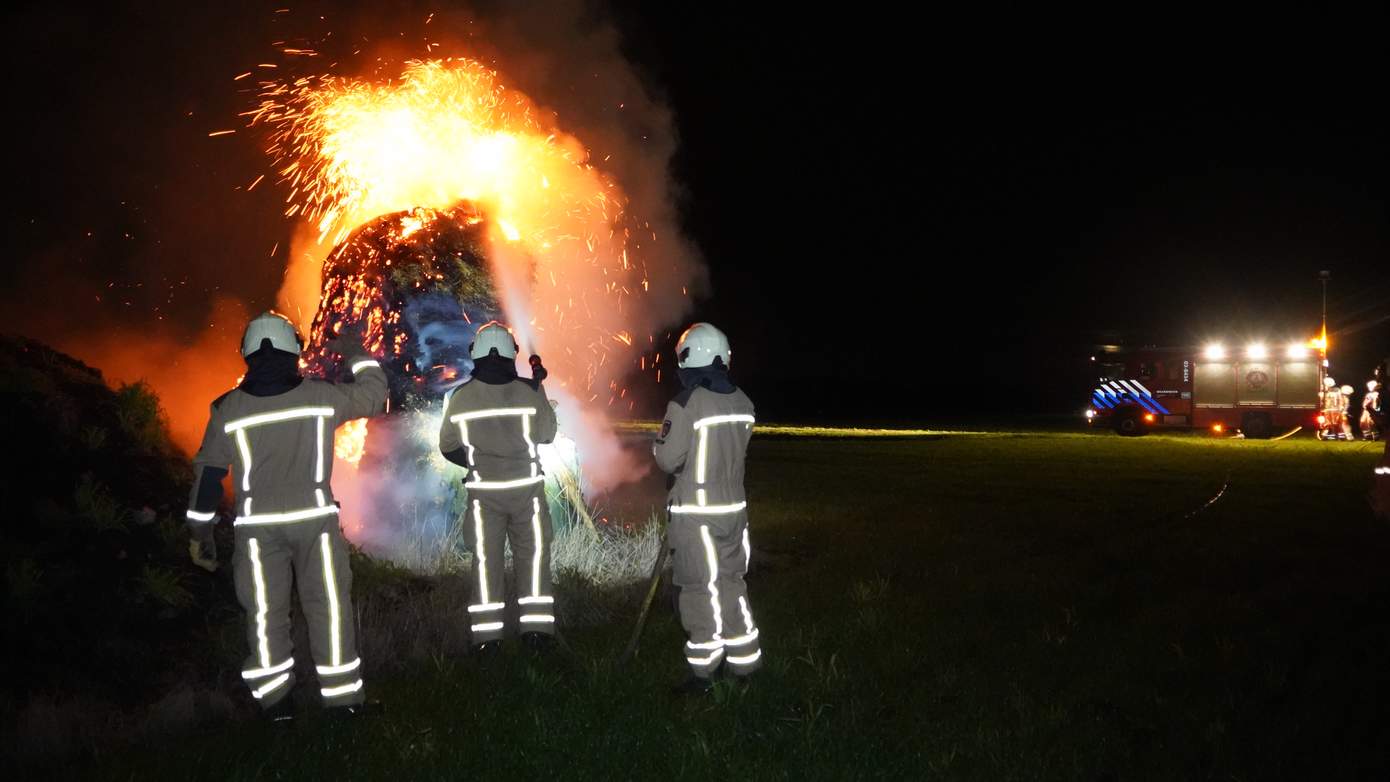 Forse brand in stapel hooibalen houdt brandweer tijd bezig