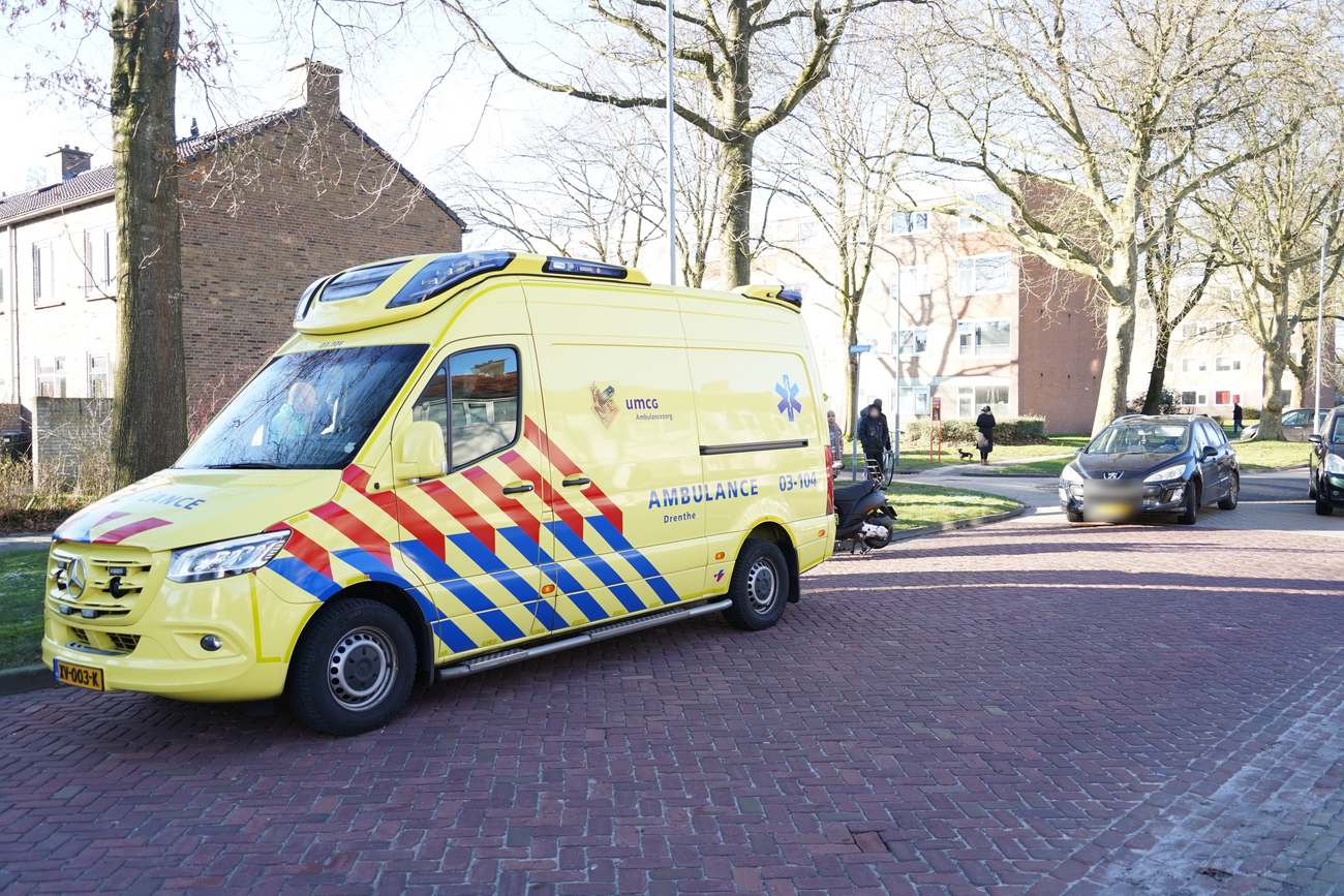 Auto en scooter met elkaar in botsing in Assen