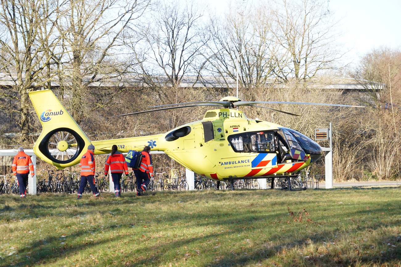 Traumahelikopter bij indoorspeelpark in Assen trekt veel bekijks