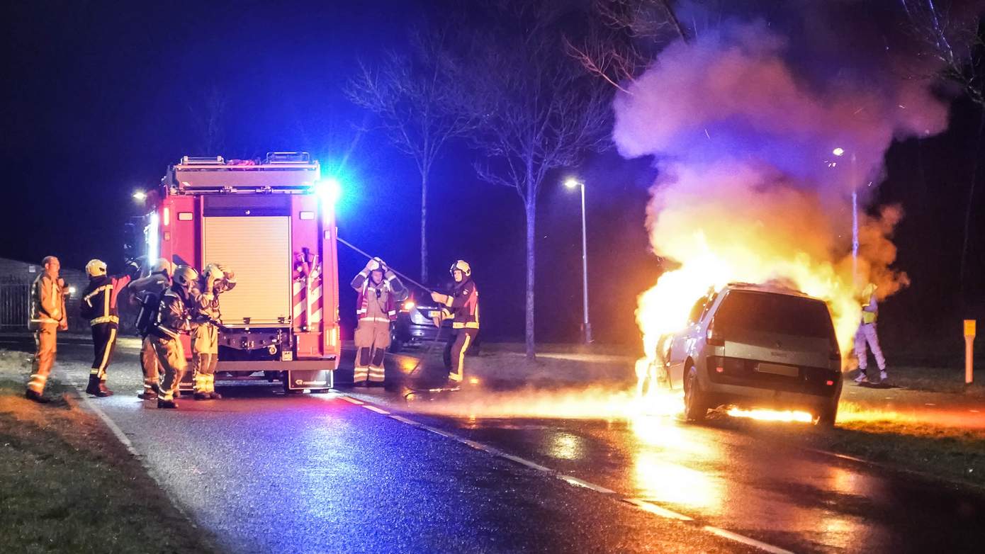 Felle brand verwoest auto op de Peelo-Oost (Video)