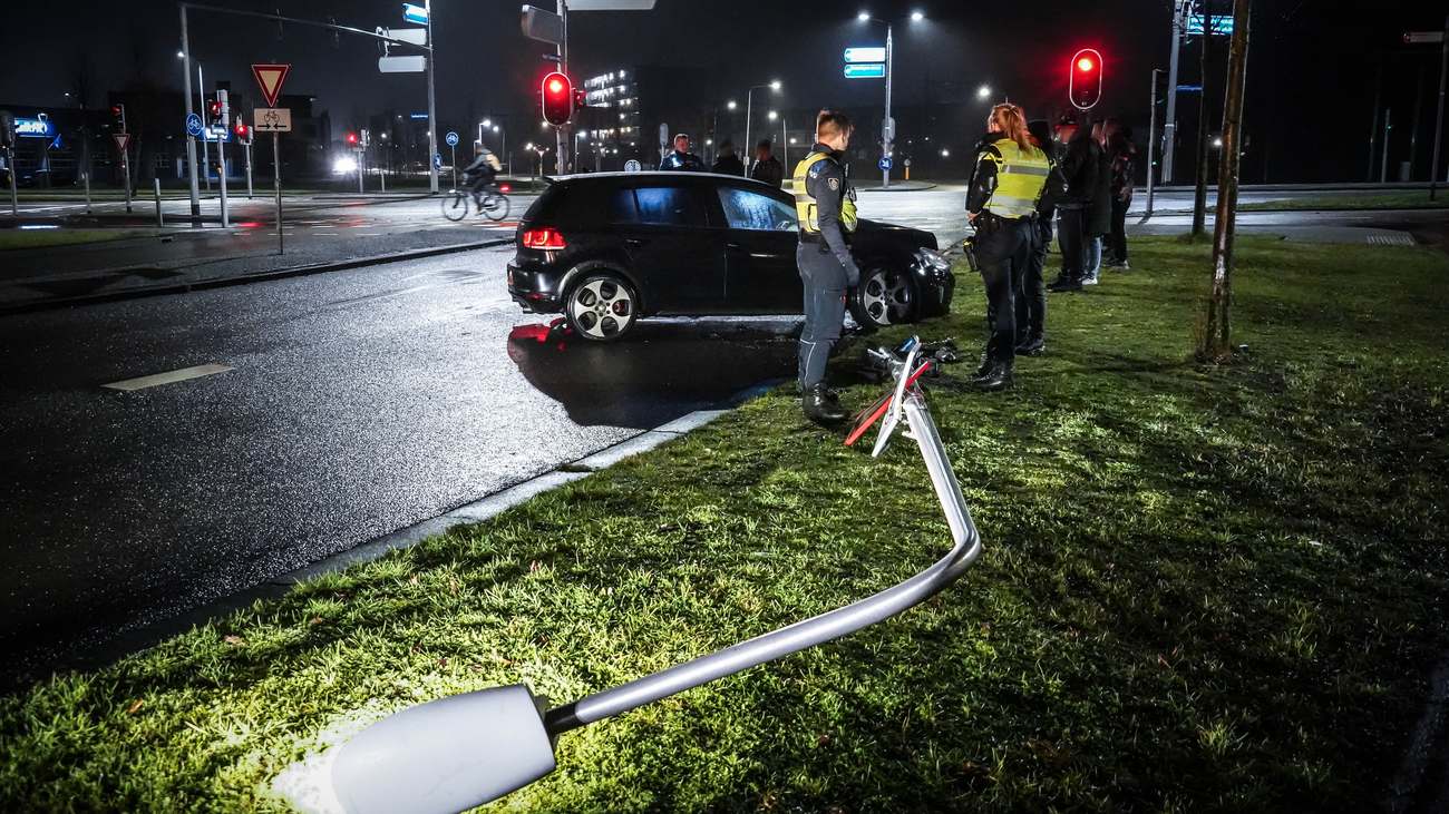 Bestuurder rijdt door na ongeval in Assen