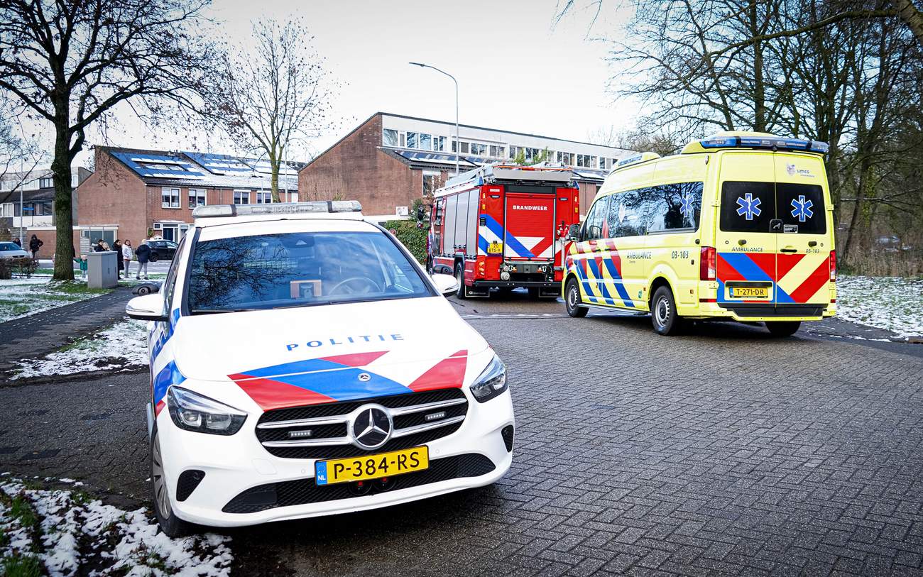 Hulpdiensten redden door ijs gezakte kind in Assen