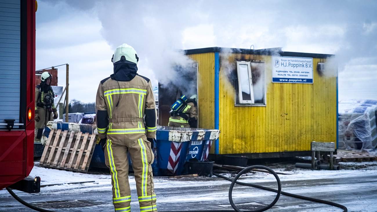 Bouwkeet vliegt in de brand op bouwterrein Kloosterakker