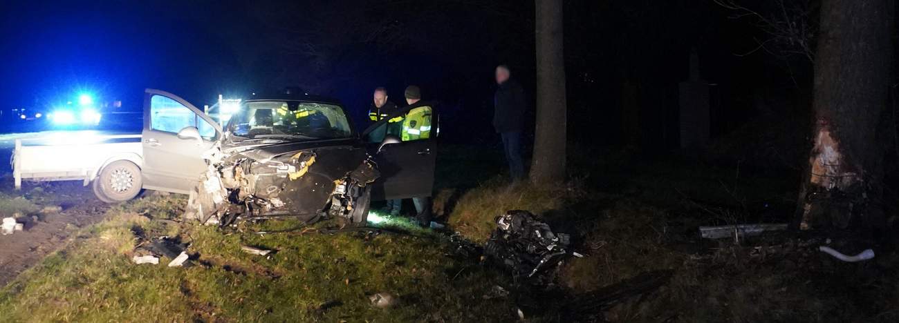 Bestuurder vlucht na harde botsing tegen boom: hulpdiensten starten zoekactie