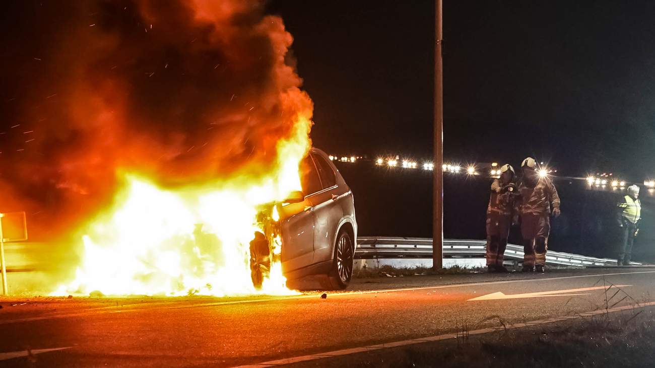 Auto brandt volledig uit op A28 bij Assen