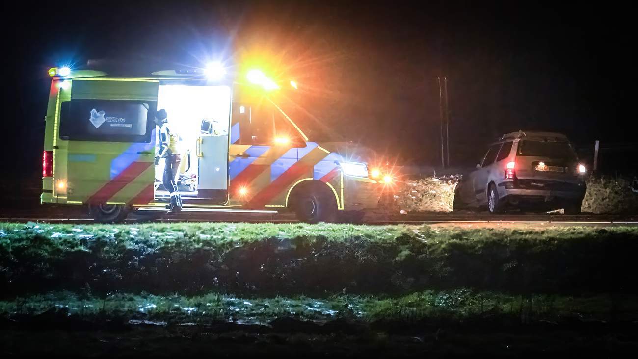 Auto slaat over de kop op afrit van A28