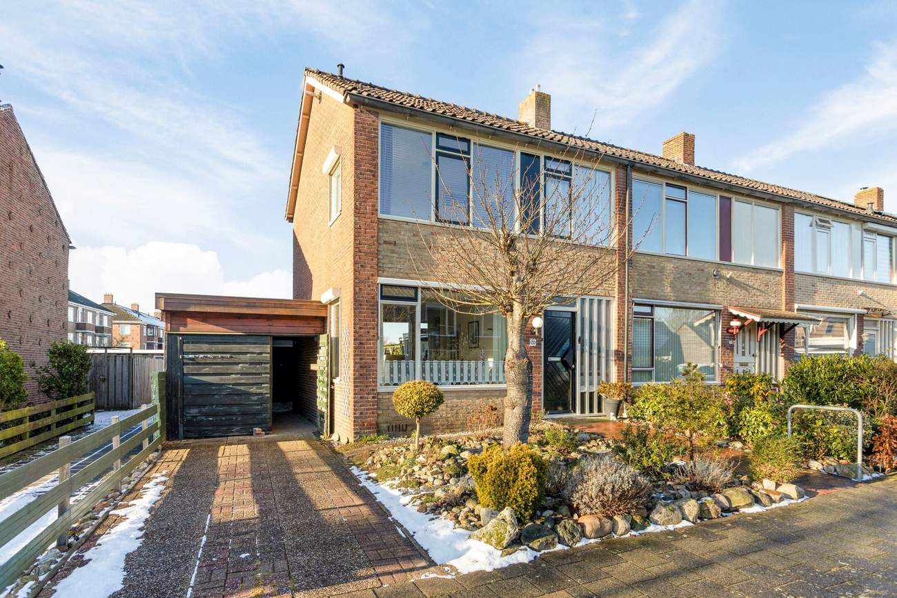 Te koop in Assen: hoekwoning met ruime tuin, eigen garage en meerdere terrassen