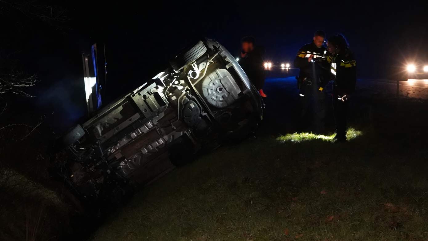 Auto op de kant in de sloot na ongeval op A28