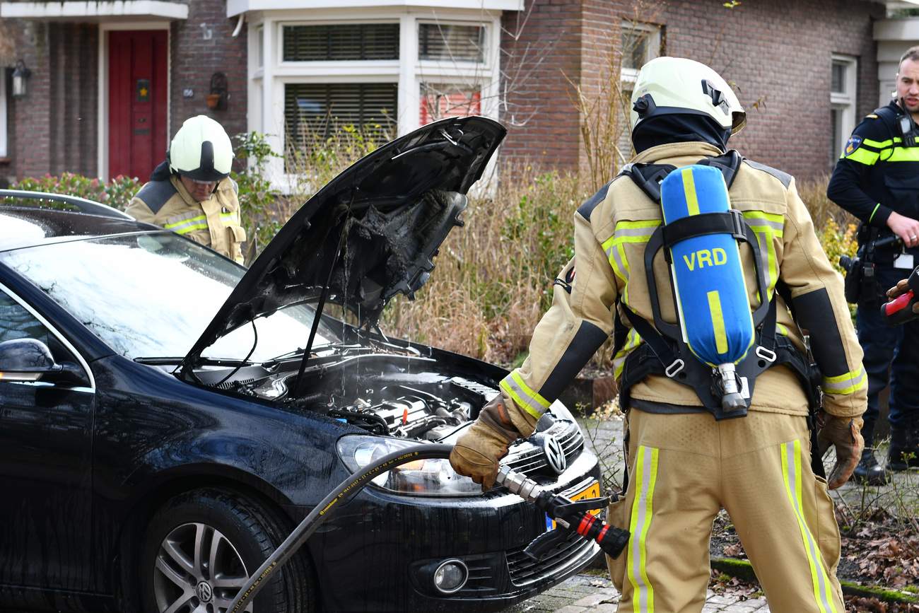 Auto raakt flink beschadigd door brand onder motorkap