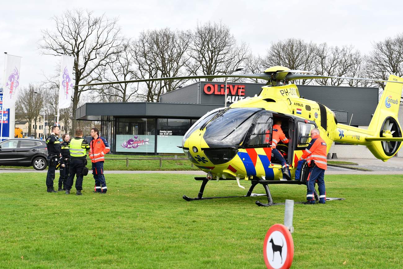Traumahelikopter in Marsdijk trekt veel bekijks