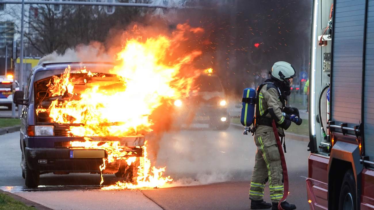 Busje vat vlam tijdens het rijden in Assen