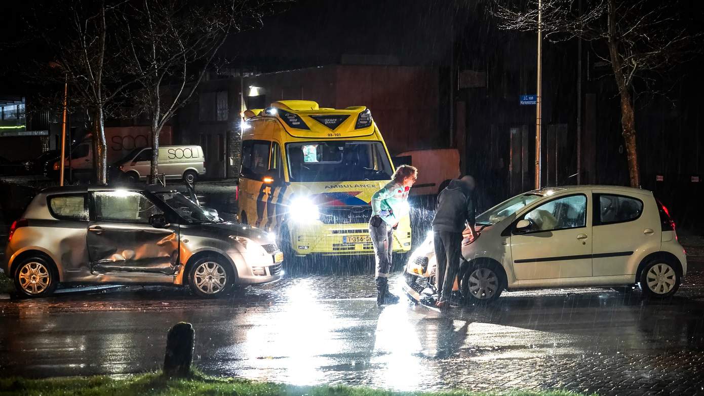 Twee auto's fors beschadigd bij aanrijding in Assen