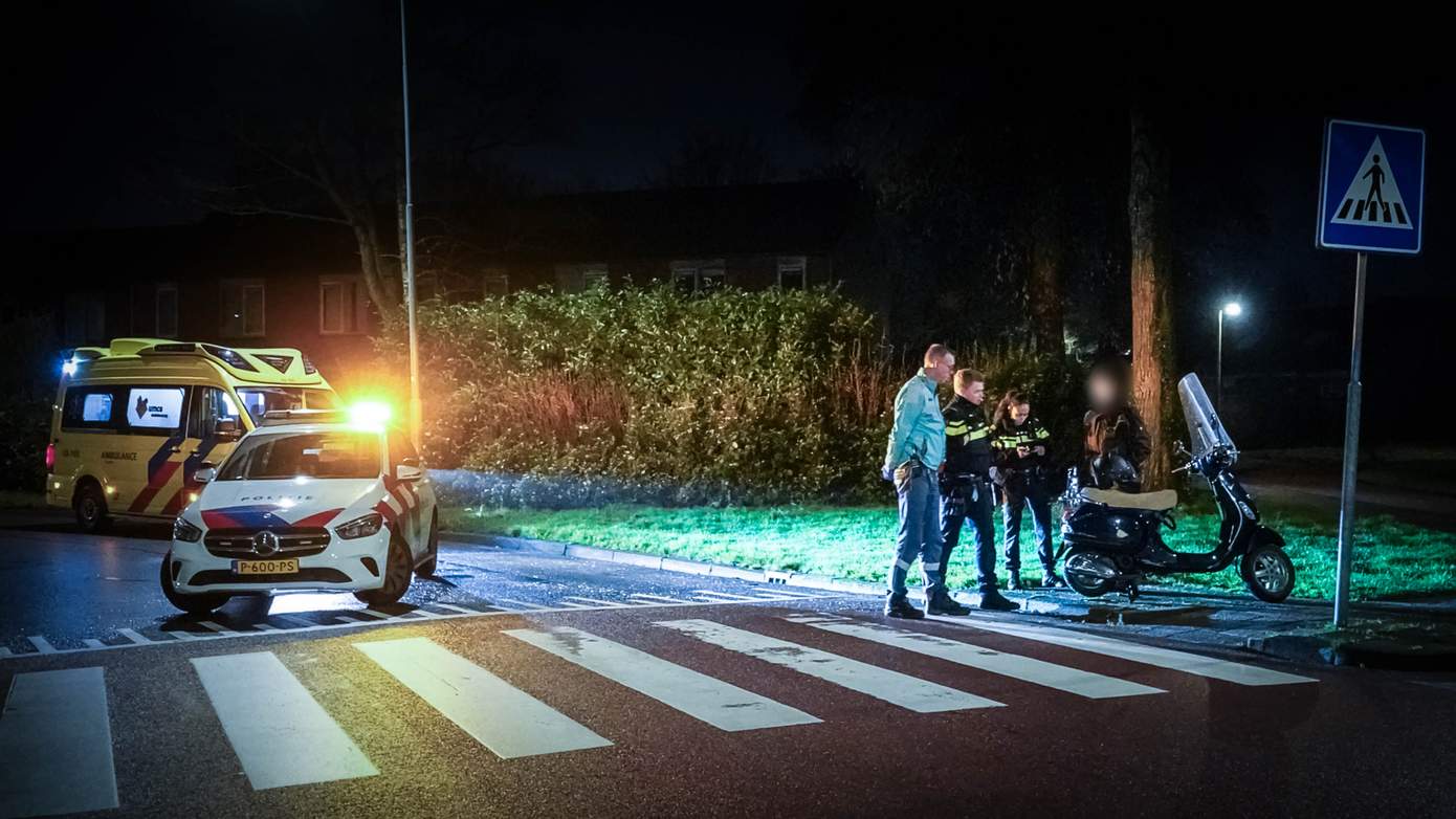 Scooterrijder rijdt voetganger aan op zebrapad in Assen