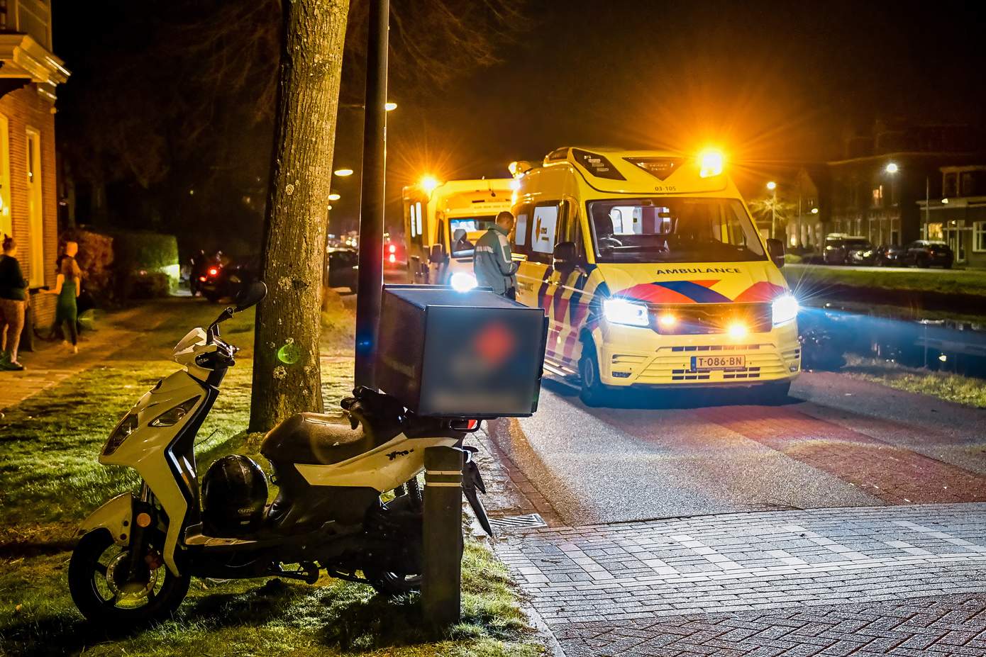 Scooterrijder belandt in water na frontale botsing met andere scooterrijder