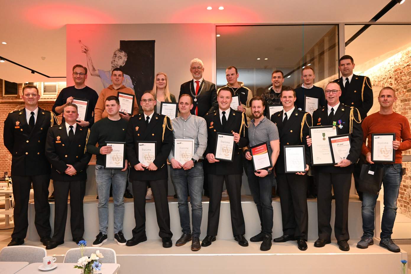 Burgemeester Out reikt vrijwilligersmedaille uit bij korpsavond van brandweerposten Assen 