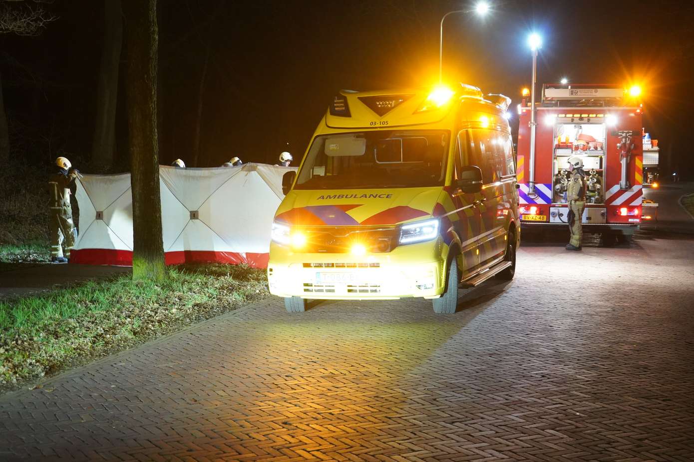 Brandweer bevrijdt meisje uit fiets na ongeval met andere fietsster