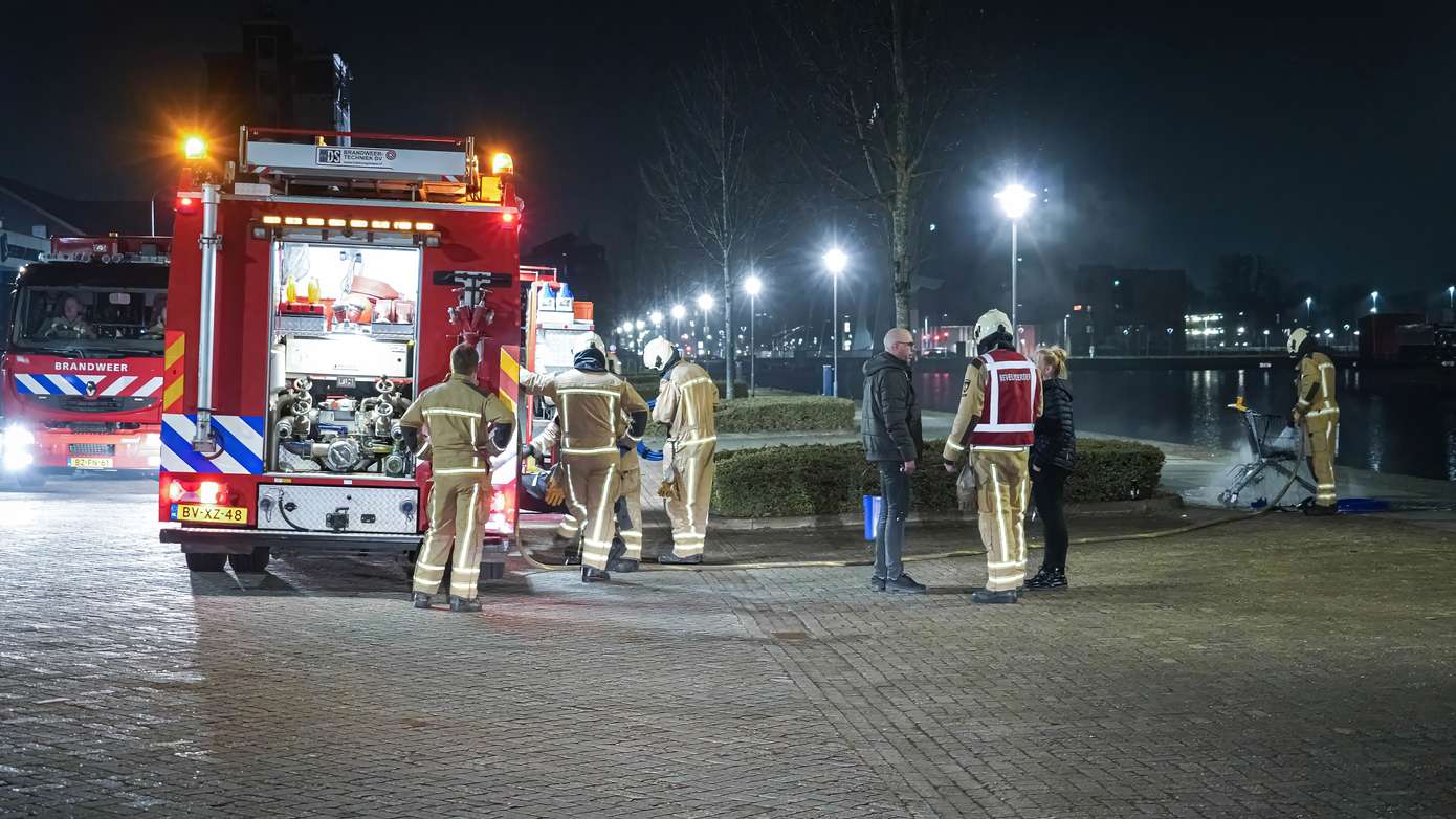 Winkelwagen met afval in de brand gestoken op Havenkade