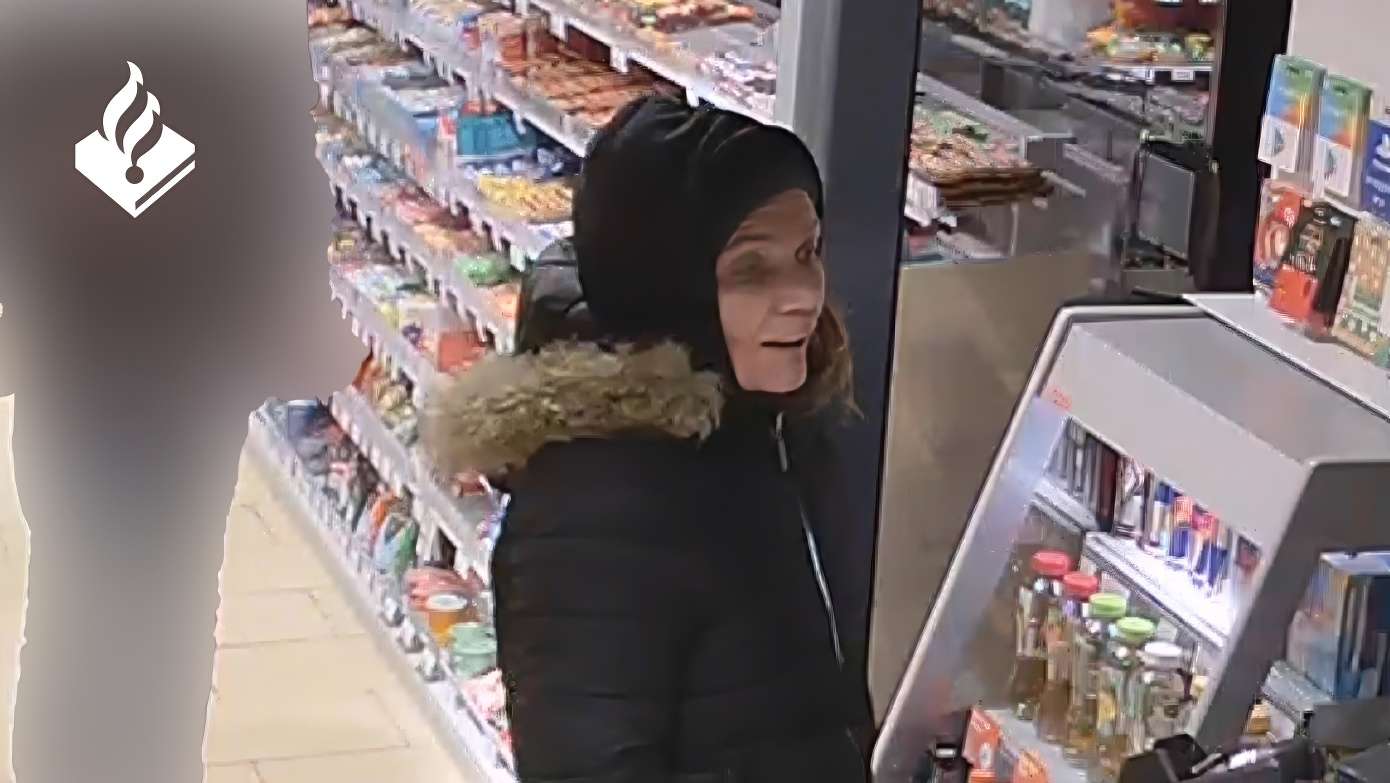 Politie: 'Wie kent deze vrouw die met gestolen bankpas aankopen doet in Assen'