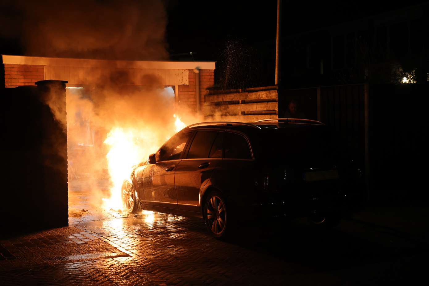 Metershoge vlammen bij tweede autobrand in Assen