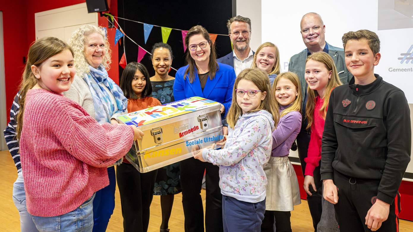 Assense scholen doorbreken cirkel van armoede - aan de slag met leskisten