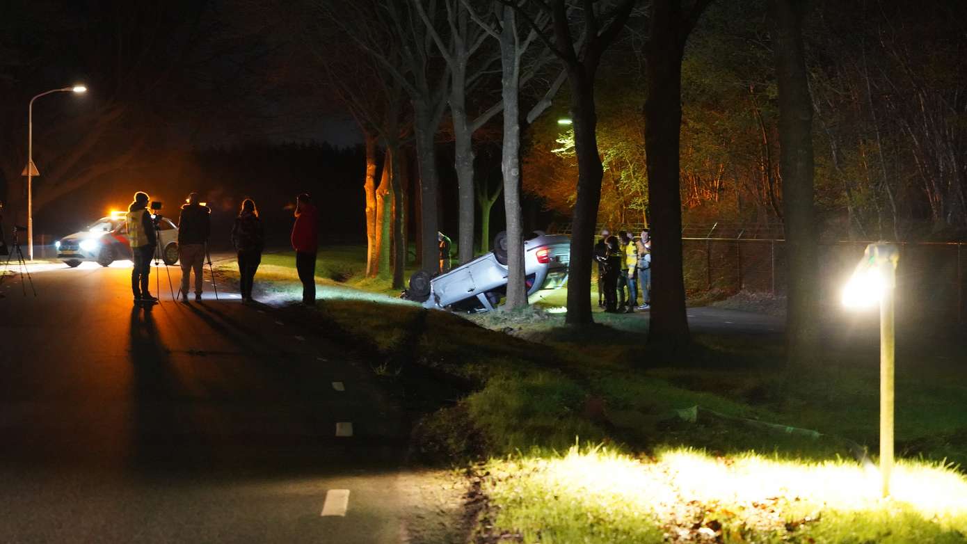 Auto slaat over de kop op Witterzomer: bestuurder aangehouden