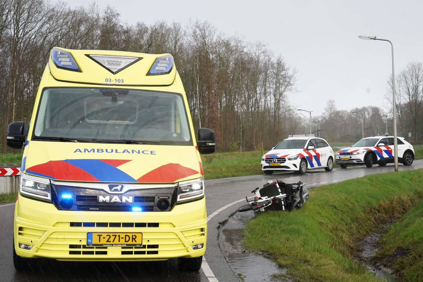 Vrouw op elektrische bakfiets gewond bij aanrijding met auto