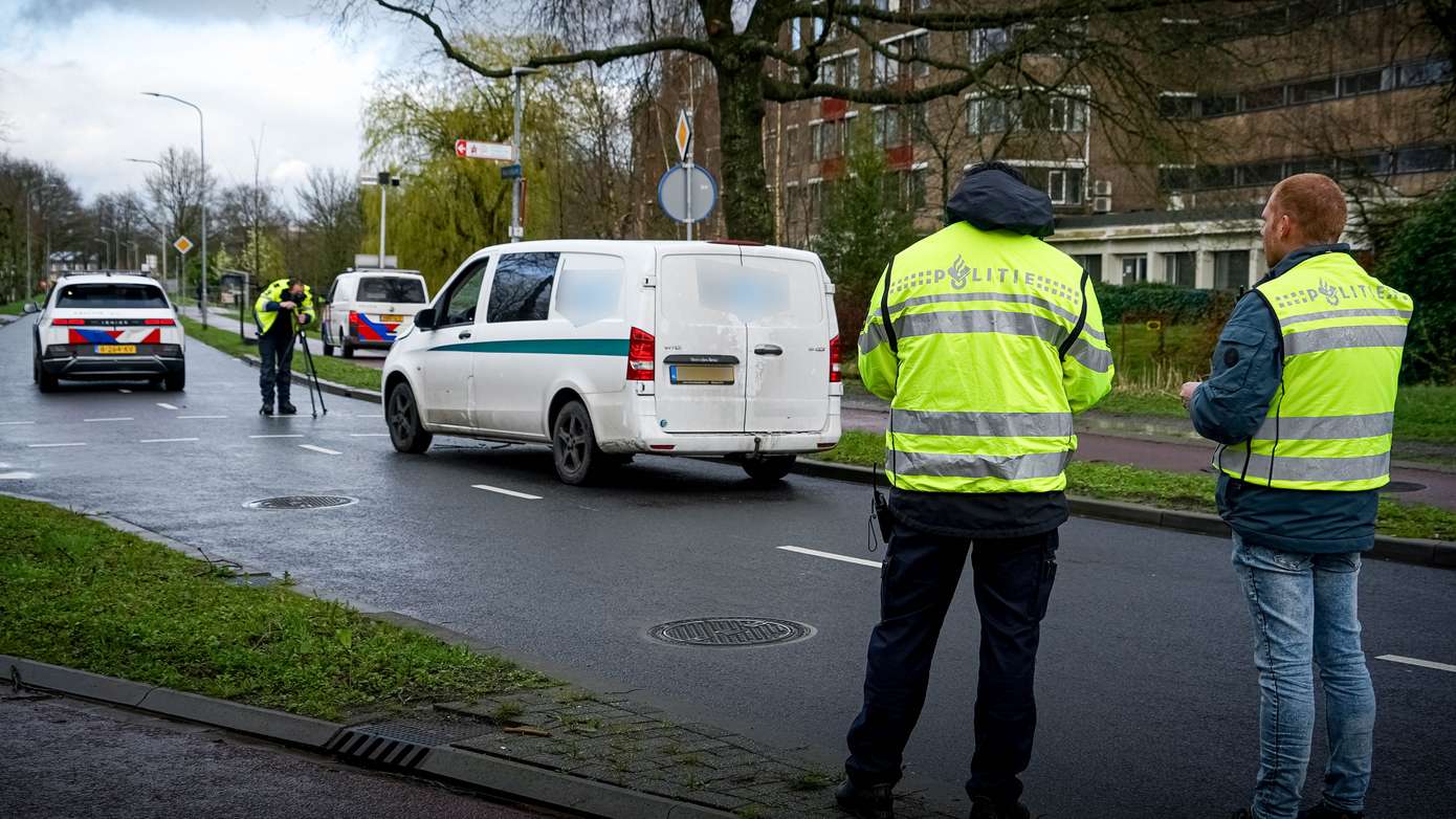 Nobellaan langdurig afgesloten nadat busje achterop politieauto botst