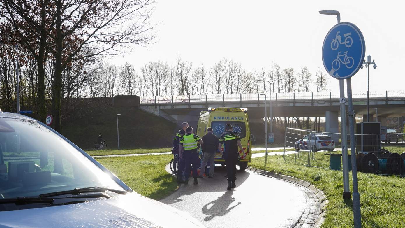 Scooterrijder vlucht na botsing met fietser