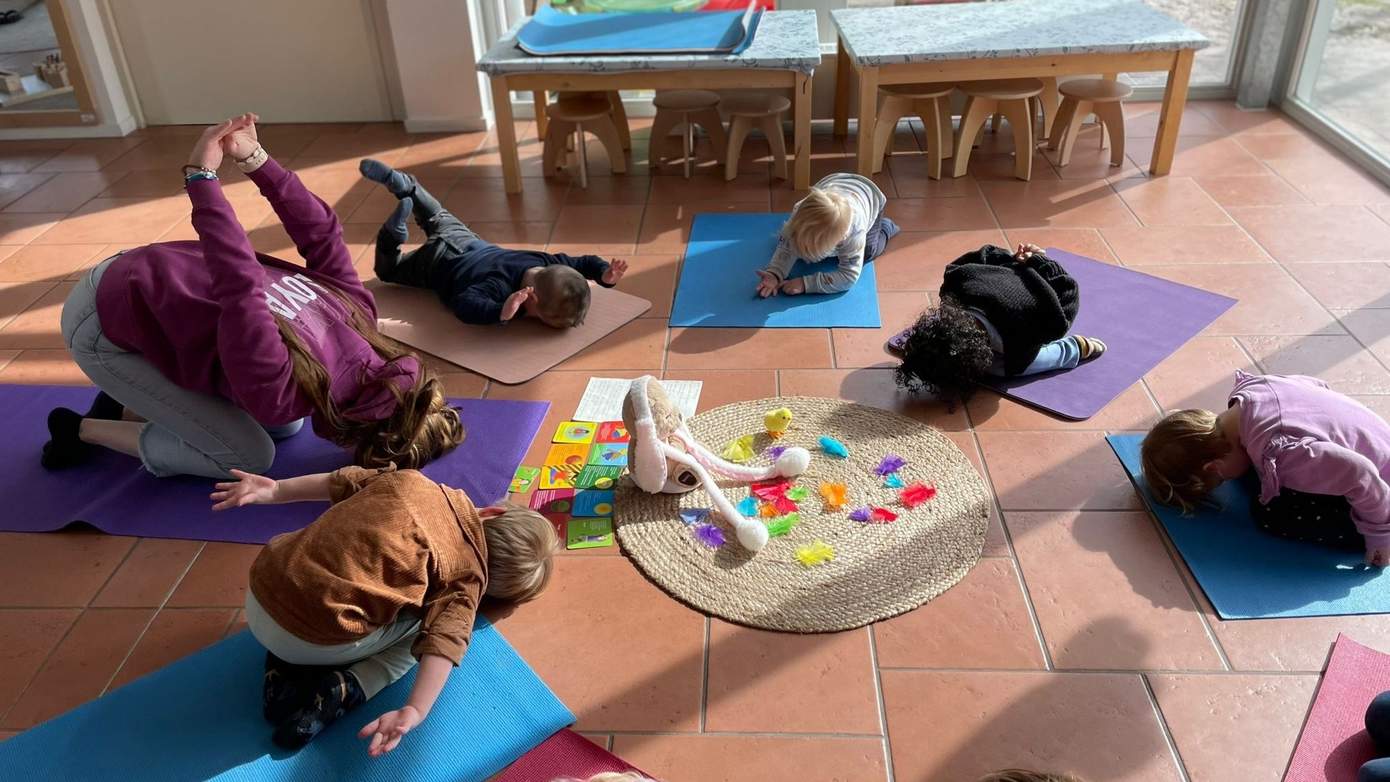 Peuteryoga bij Partou Pompeloen in Assen