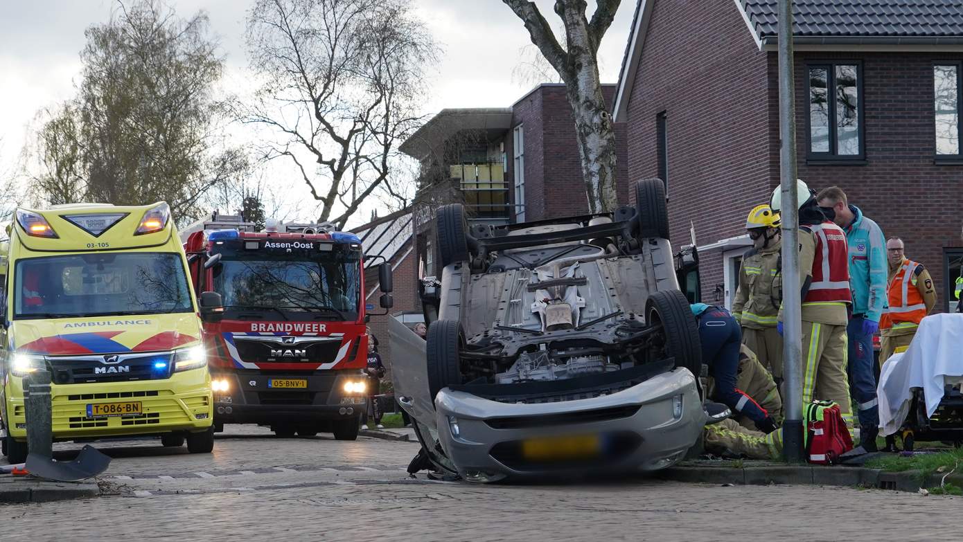 Automobilist belandt met auto op de kop in Assen-Oost