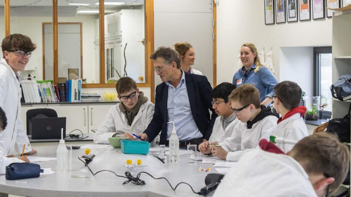 Nobelprijswinnaar Ben Feringa op bezoek bij Dr. Nassau College Quintus