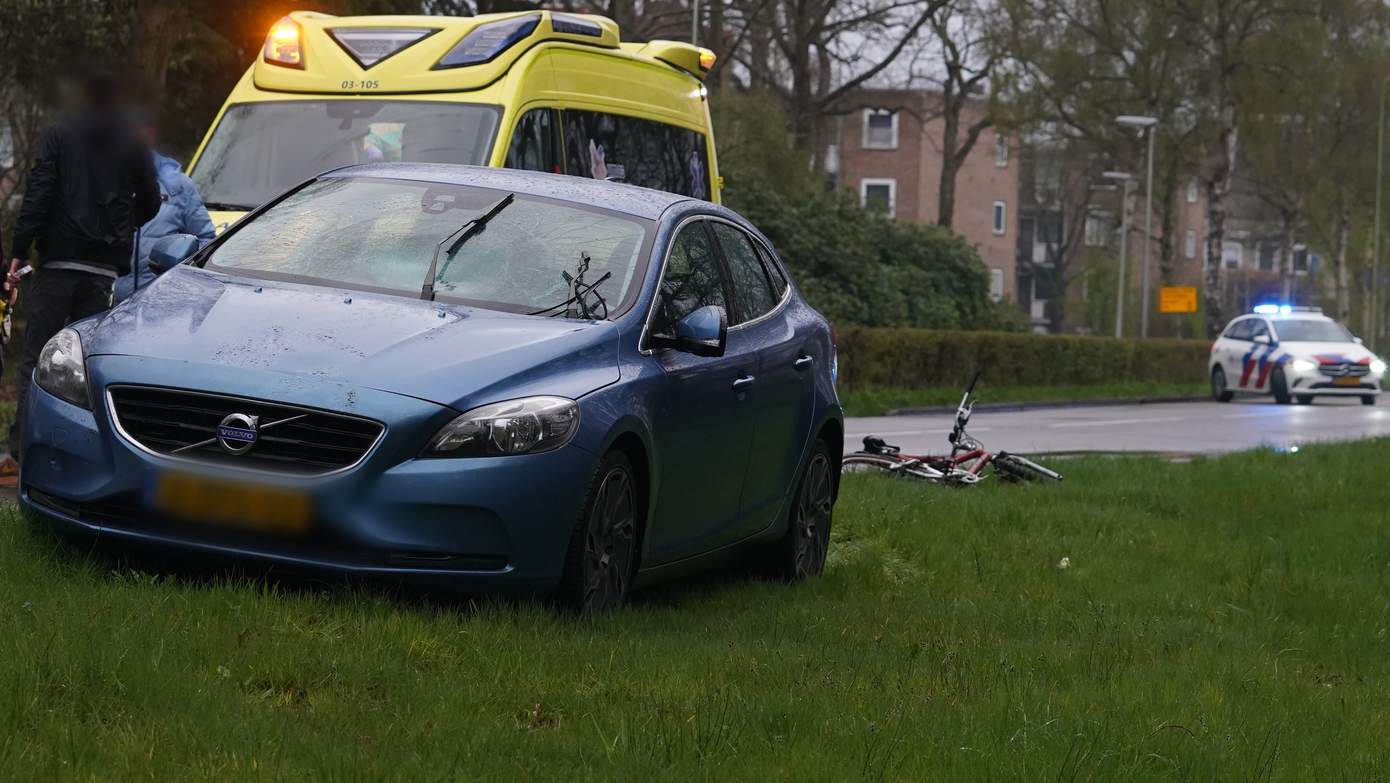 Kind op fiets raakt gewond na aanrijding met auto