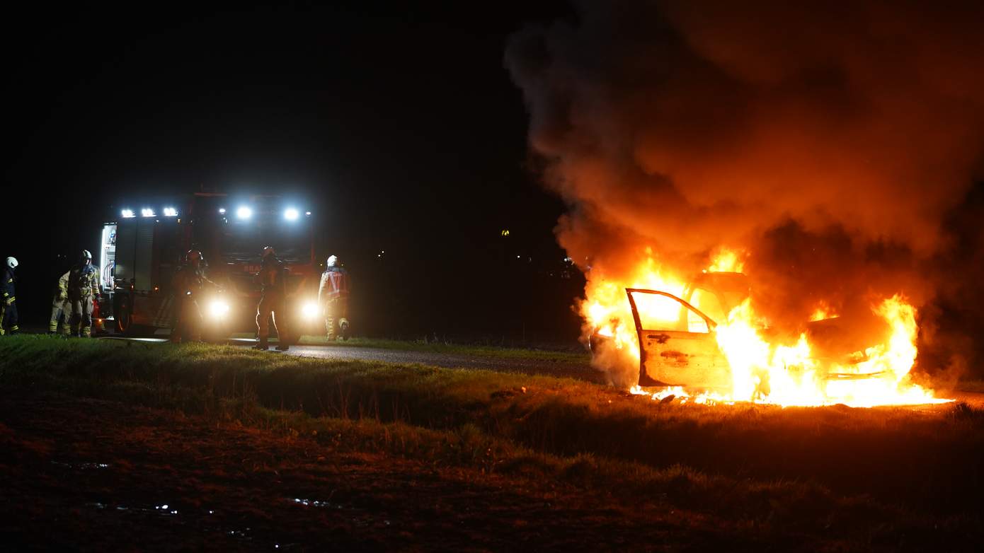 Auto volledig verwoest door uitslaande brand in Assen