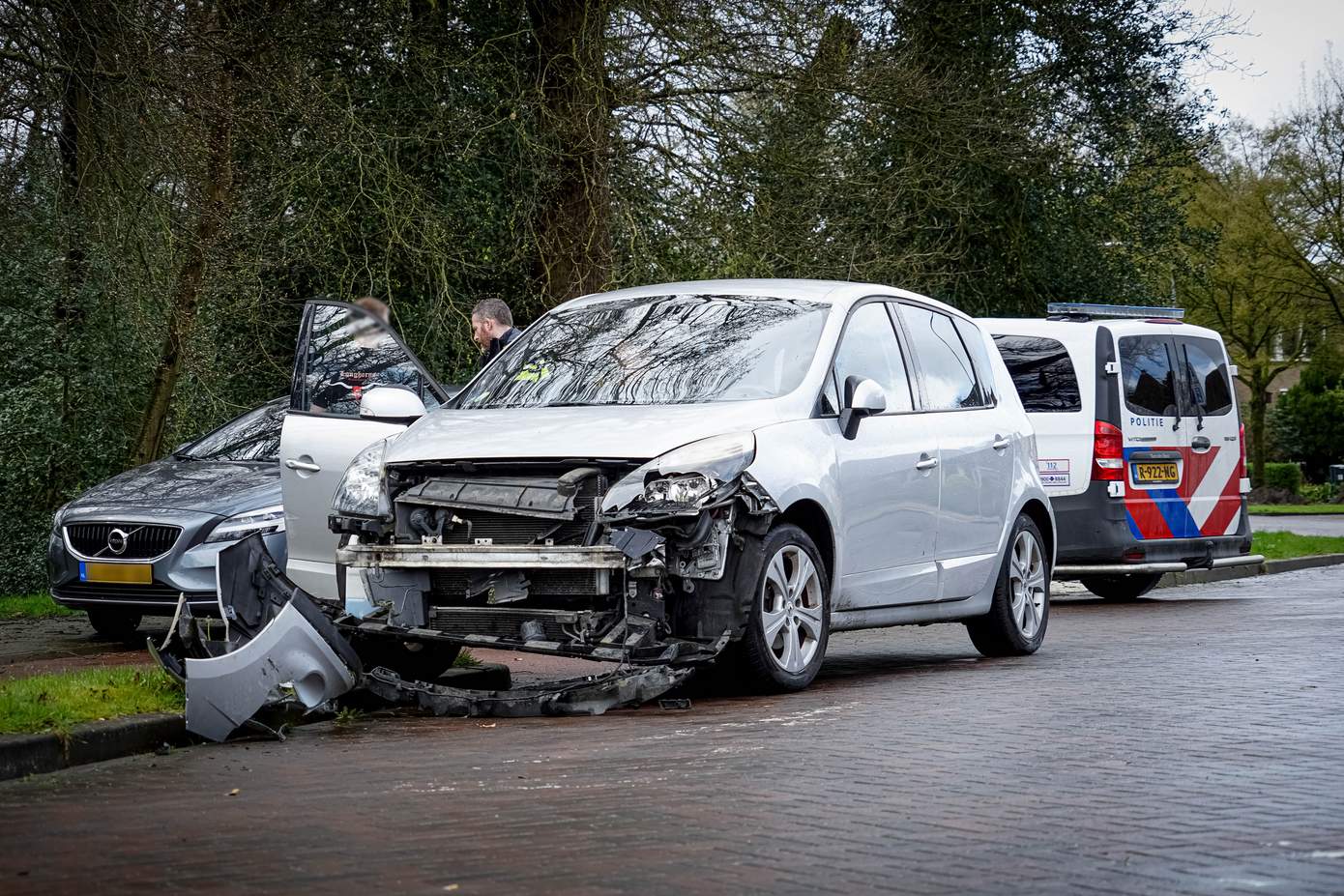 Veel schade nadat auto achterop vrachtwagen rijdt