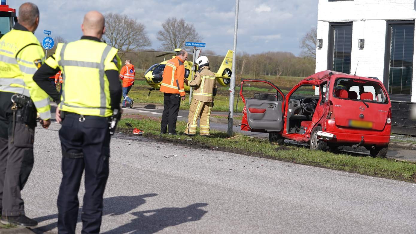 Traumahelikopter ingezet voor ernstig ongeval tussen auto en bus (video)