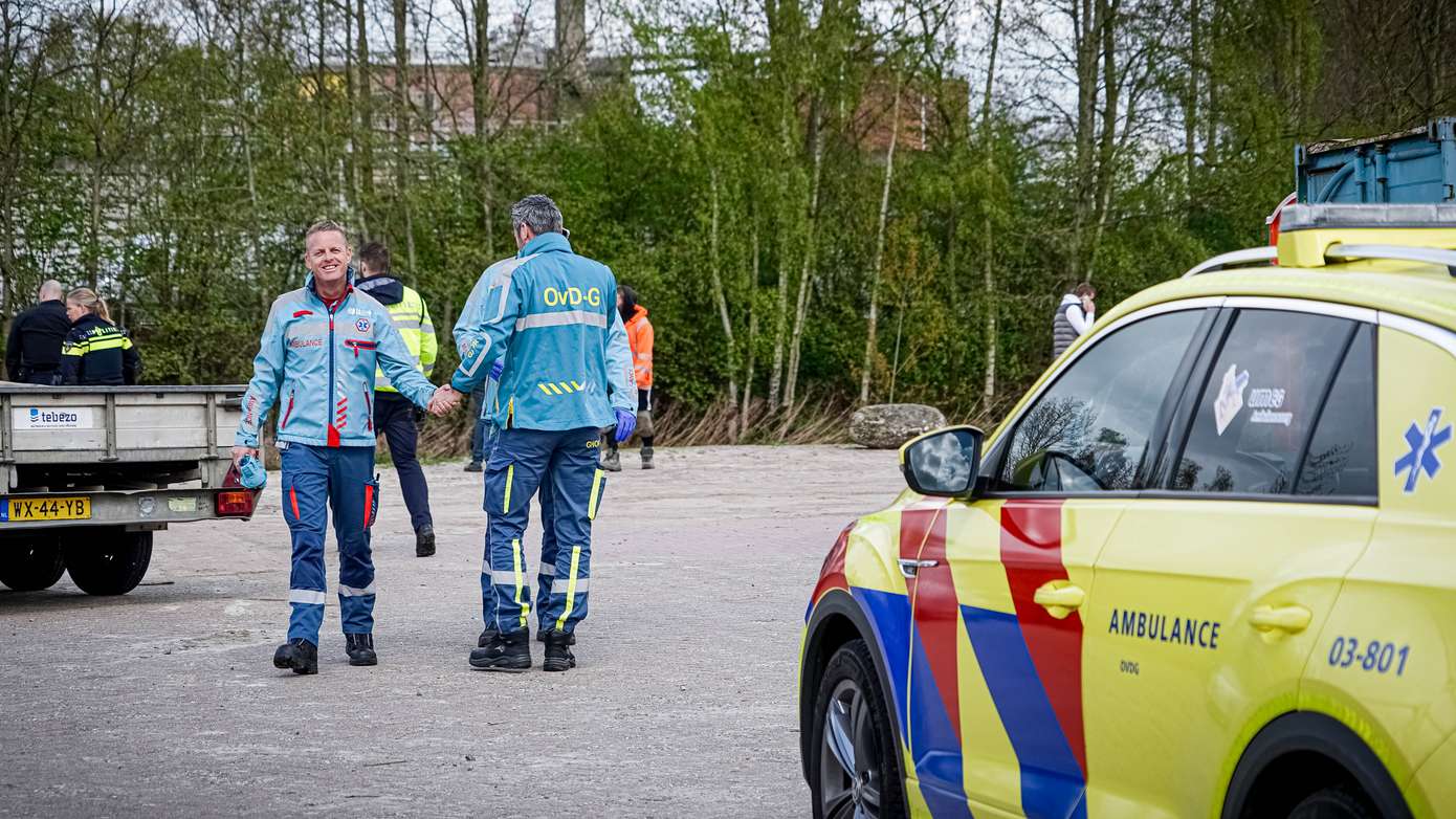 Hulpdiensten rukken groots uit voor auto te water bij Havenkade