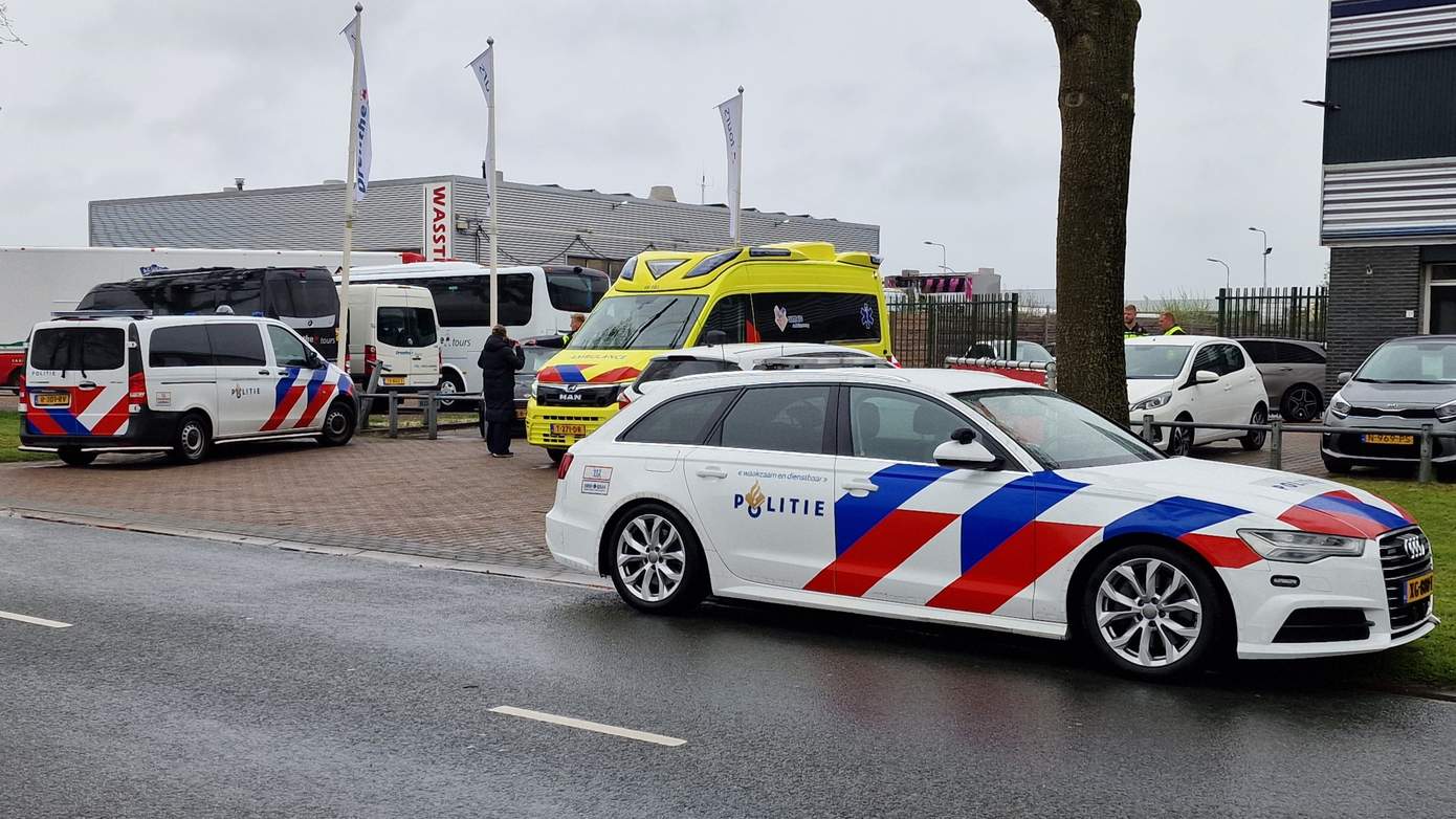 Fietsster en auto botsen met elkaar op oversteek van A.H.G. Fokkerstraat