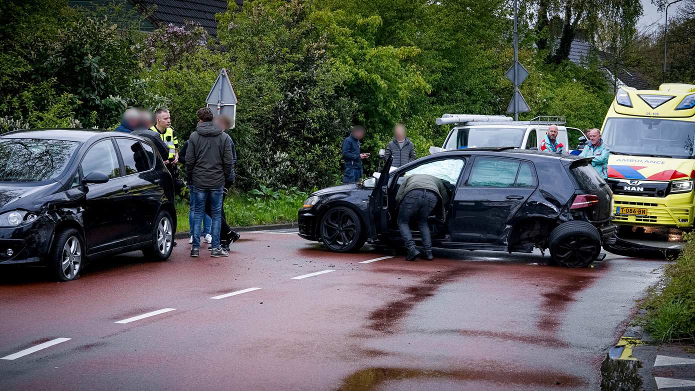 Veel schade na ongeval met twee auto's in Peelo