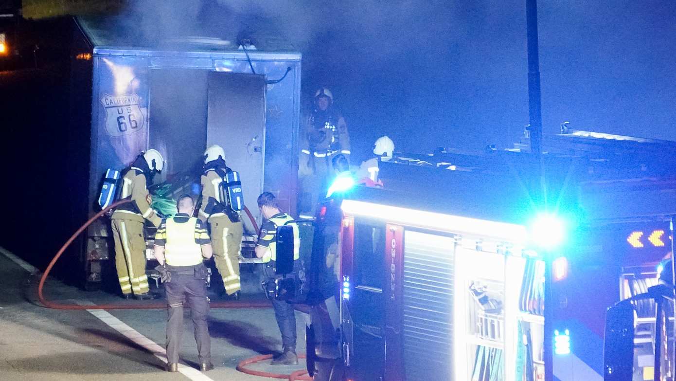 Cateringwagen brandt uit op A28 bij Assen (Video)