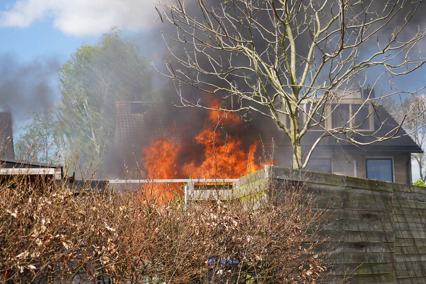 Brandweer redt konijn bij uitslaande schuurbrand in Peelo (Video)