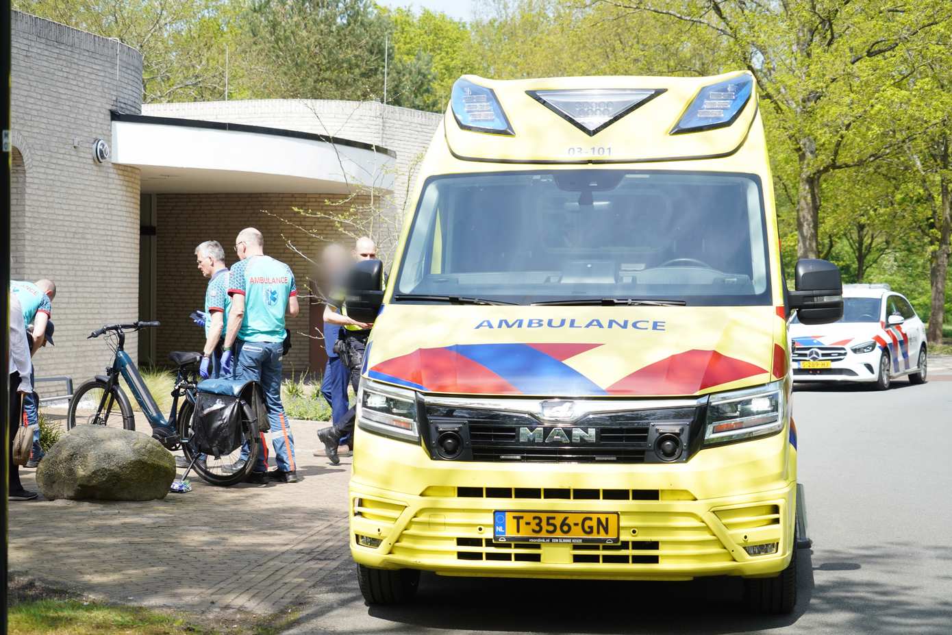 Fietser gewond na botsing met auto in Assen (video)