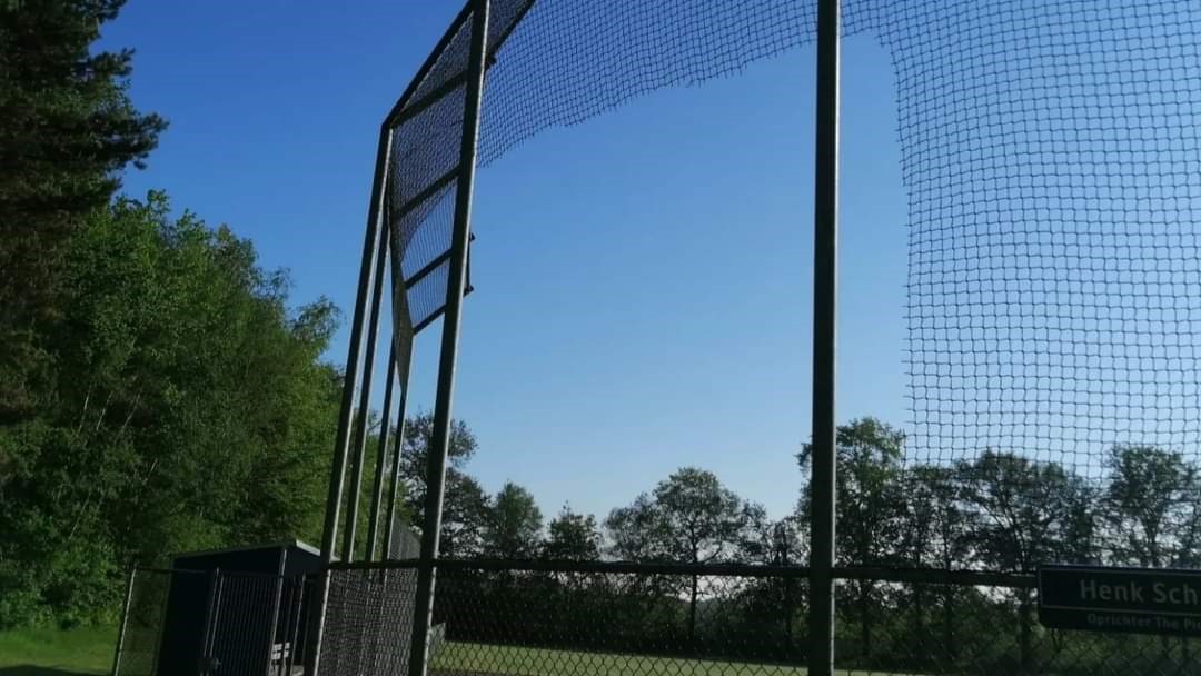 Honk- en softbal vereniging The Pioneers in zak en as: dieven stelen groot stuk net van backstop