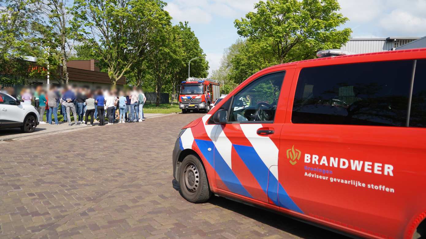 Hulpdiensten onderzoeken vreemde lucht in Asser laboratorium