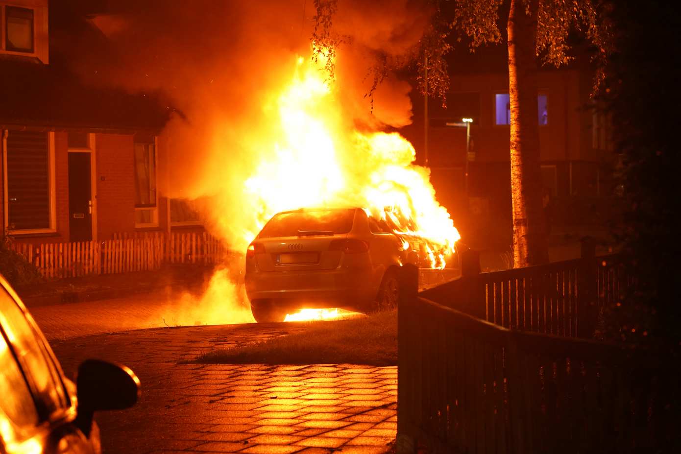 Auto brandt volledig uit in Assen-Oost