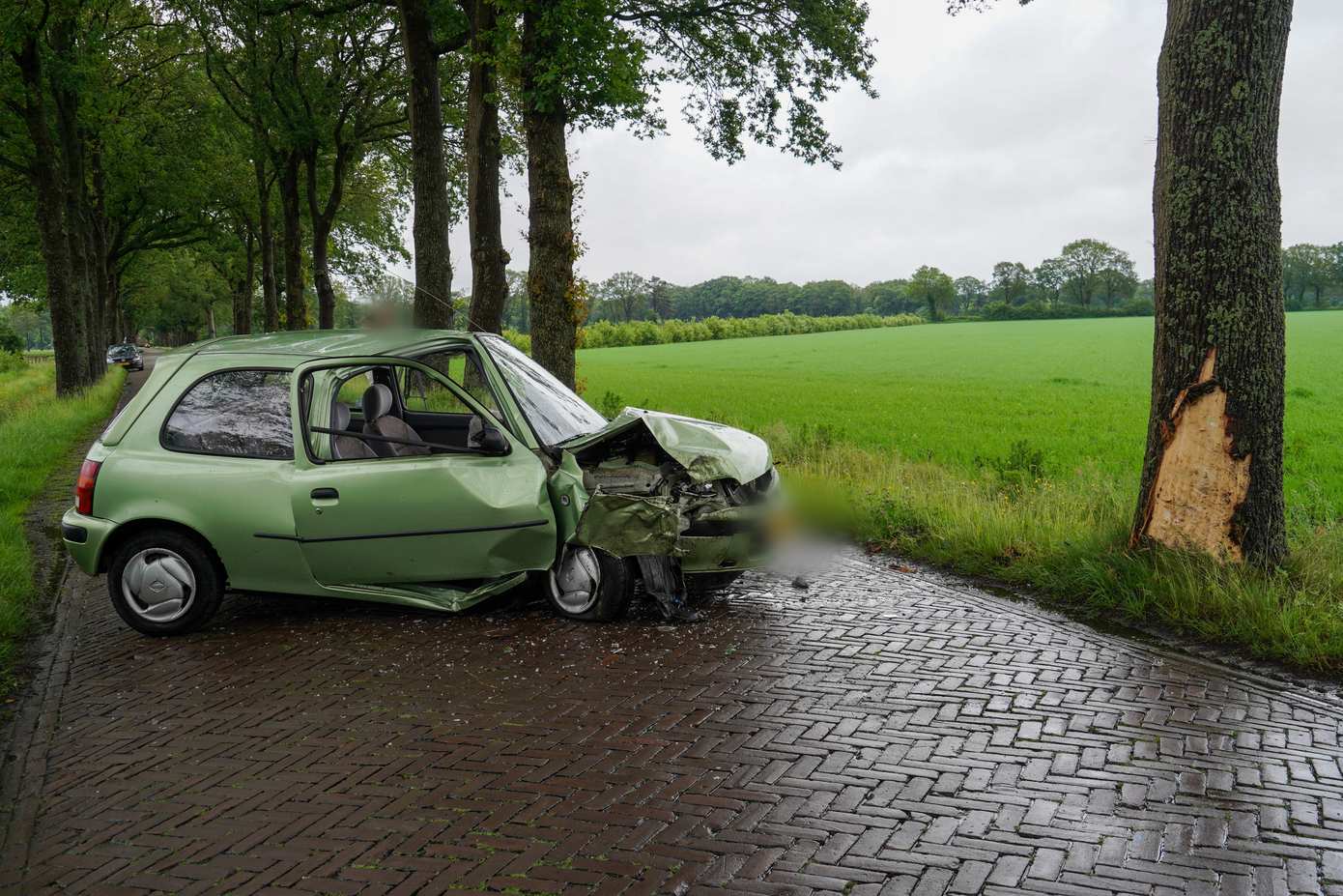 Auto botst tegen boom op de Schieven