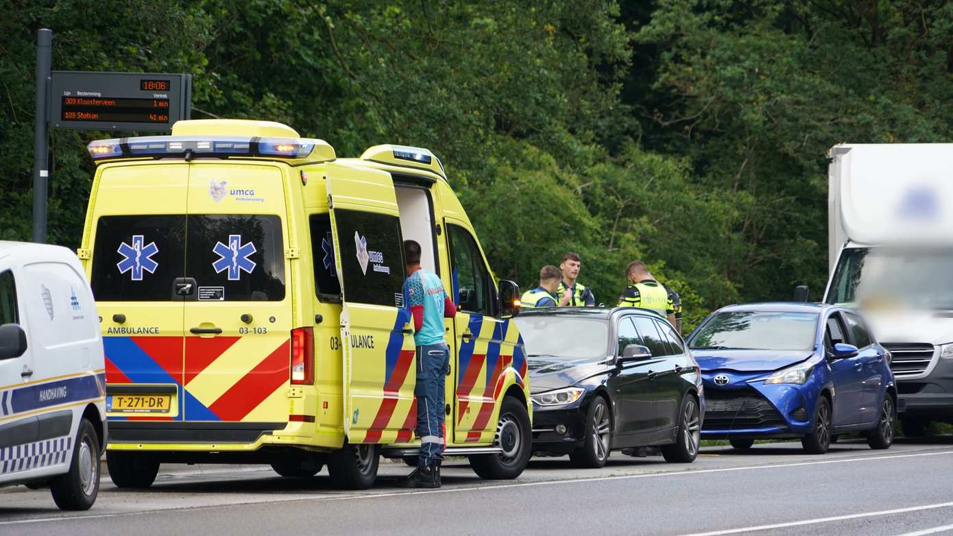 Kop-staartbotsing tussen drie voertuigen op Europaweg